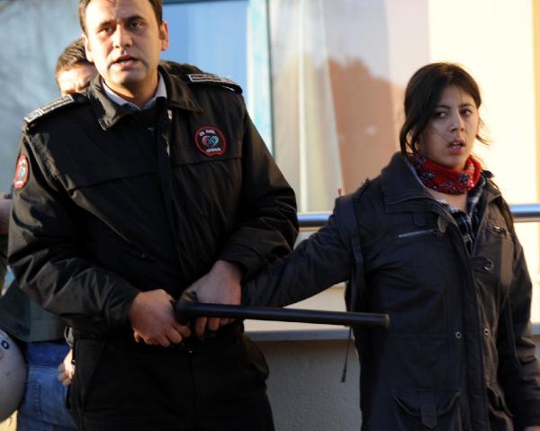 Polise havai fişekle saldırdılar