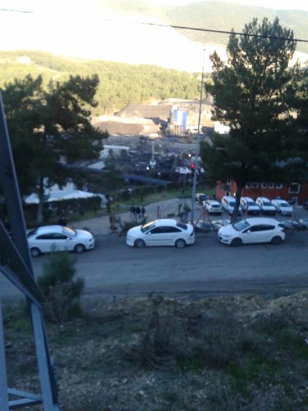 Soma'da işten çıkartılan madenciler yüksek gerilim direğine çıktı