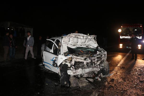 Beykoz'da iki otomobil kafa kafaya çarpıştı: 3 ölü