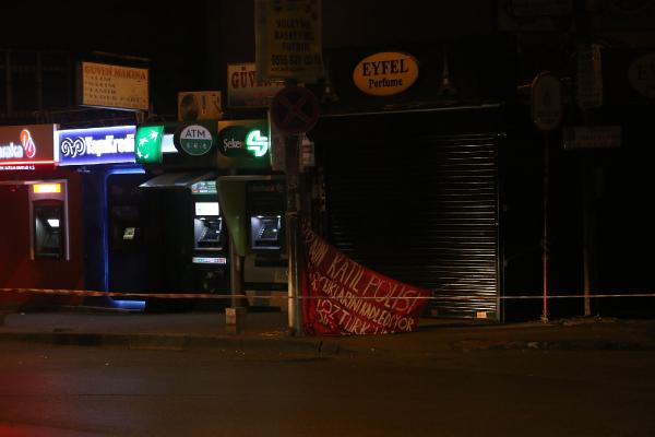Beyoğlu'nda bomba süsü verilmiş afiş fünyeyle patlatıldı