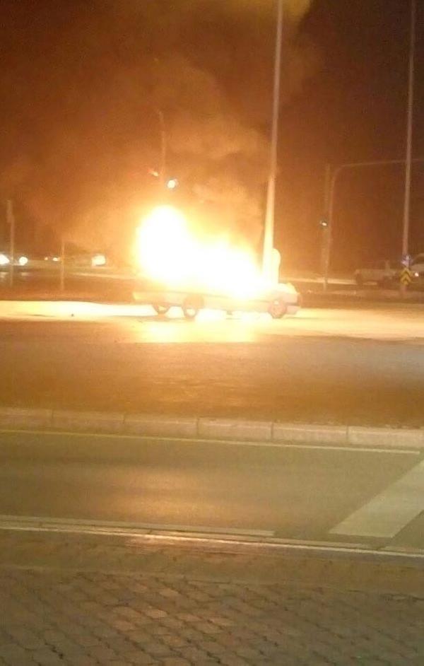 Otomobil kavşakta alev topuna döndü