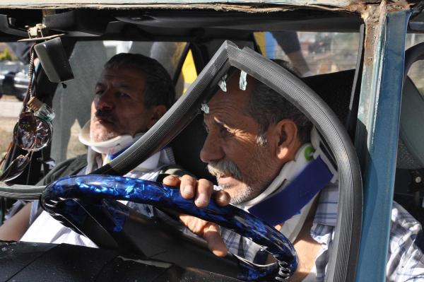 Ağaca çarpan otomobilde 2 kişi yaralandı