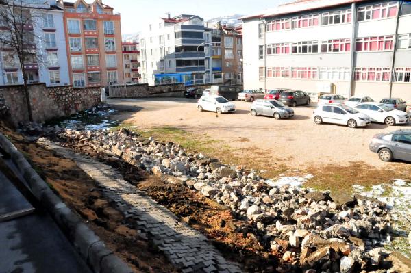Tokat'ta lisenin bahçe duvarı çöktü