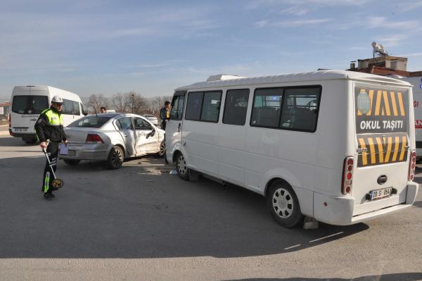 Öğrenci servisi ile otomobil kavşakta çarpıştı: 14 yaralı