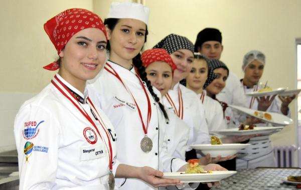 Liseli aşçılar madalyaları topladı