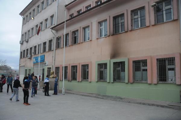 Çocukların okul bahçesinde yaktığı kağıt molotof sanıldı