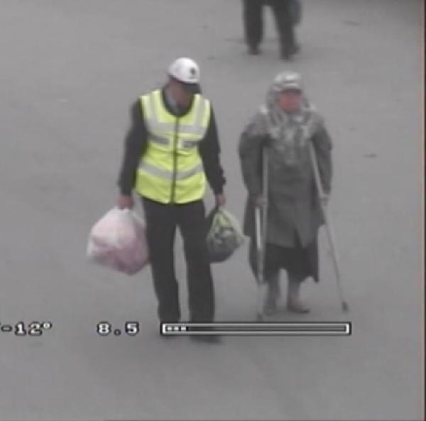 Trafik polisinin yaşlı kadına yardımı MOBESE'de