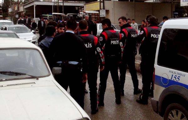 Adliye önünde kavga: 3 yaralı, 4 gözaltı