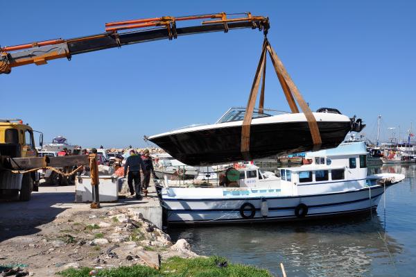 Didim'de sahipsiz ve isimsiz tekneler toplandı