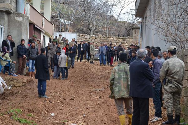 Besnili şehit uzman çavuşun baba evine ateş düştü