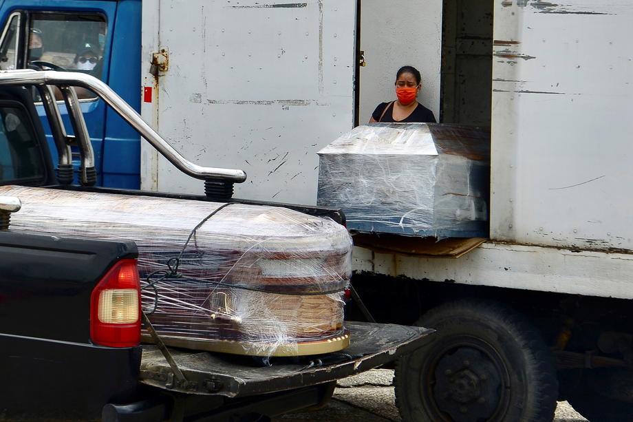 Evlerden 700'den fazla ceset toplandı