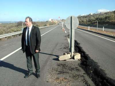 CHP'li Soydan, Bakan Elvan'a duble yoldaki dev çatlağı sordu