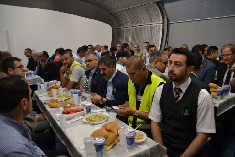 Havalimanında iftar keyfi