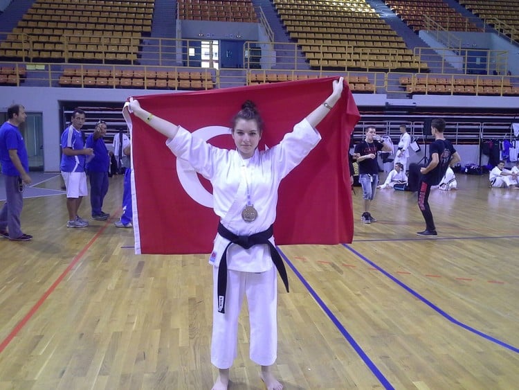 Ayyıldıza göz kırpıyor