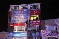 Polis, MHP pankartını indirdi