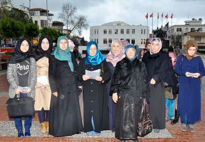 SP'Lİ KADINLARIN YILBAŞI KUTLAMASINA BROŞÜRLÜ TEPKİSİ