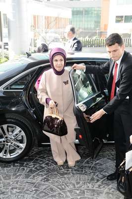 Emine Erdoğan'a Bursa'da, 'Türkiye'ye değer katan kadınlar onur ödülü' verildi