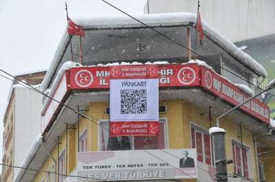 MHP'nin karekod pankartına büyük ilgi