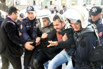 Protestocu gençler gözaltında