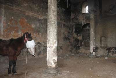 Tarihi kiliseyi ahır yapmışlar