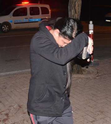 Genç kız, ablasının sevgilisini bıçakladı