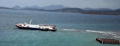 Fırtınada sürüklenen deniz otobüsü karaya oturdu