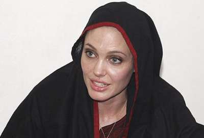 Papa Angelina Jolie ile görüştü