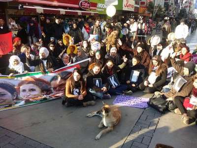 Paris'te öldürülen PKK'lılara İzmir'de anma