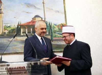 Balkanların en büyük camisi Arnavutluk'a