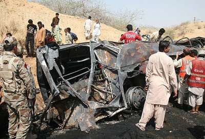 Pakistan'da otobüsle tanker çarpıştı: 57 ölü