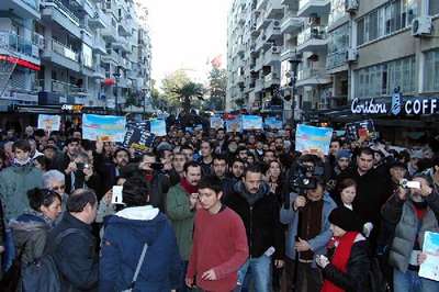 İzmir'de laik ve bilimsel eğitim yürüyüşü