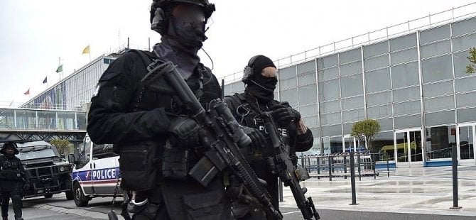 Fransa'da ırkçı 2 polise uzaklaştırma