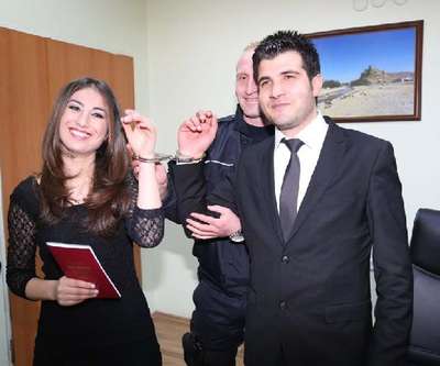 Nikah salonundan kelepçeyle ayrıldılar