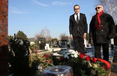 Yarsuvat, ölen Sırp taraftarın mezarını ziyaret etti