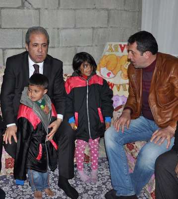 Milletvekili Tayyar çocuklara kaban dağıttı