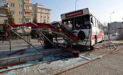 İşçi servisine çarpan otobüs tramvay durağına girdi