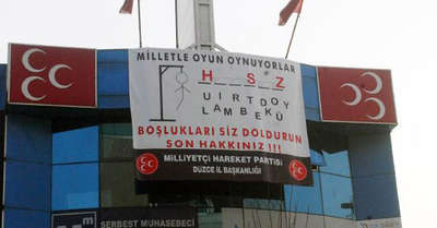 MHP binasına ilginç pankart