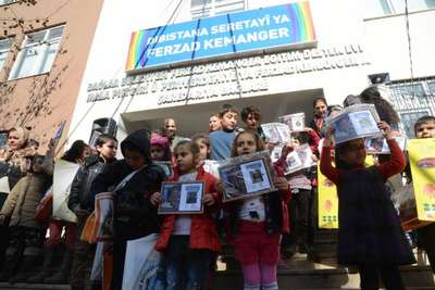 Kürtçe okulda ilk karne sevinci
