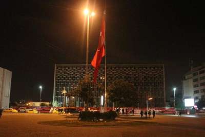 Bayraklar yas için yarıya indirildi