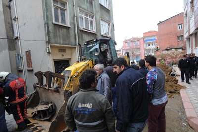 İSKİ, İGDAŞ borusunu deldi, işçi kanala düştü