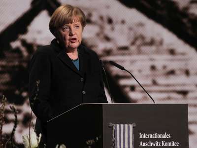 Merkel: Auschwitz'i hiç unutmamalıyız