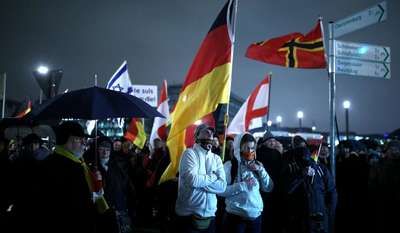 Pegida yanlıları ve karşıtları sokakta