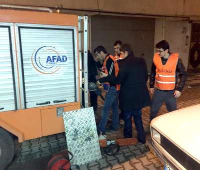 Havalandırma boşluğundaki kediyi AFAD ekibi kurtardı
