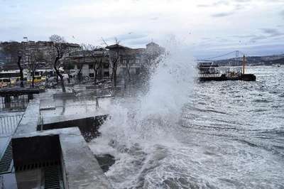 İstanbul'da fırtına: Birçok sefer iptal