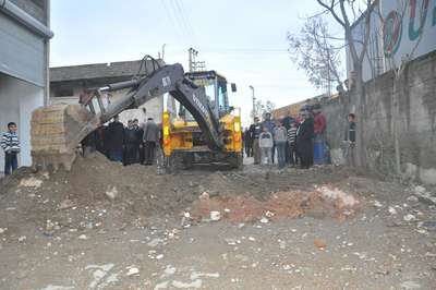 Cizre'de hendekler kapatılıyor
