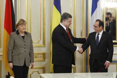 Merkel ve Hollande Ukrayna'da