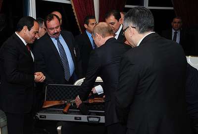 Putin'den Sisi'ye kalaşnikof