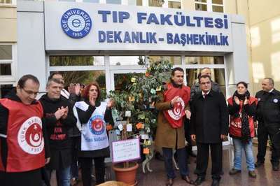 Sağlıkçılardan dilek ağaçlı eylem