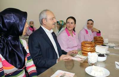 Kılıçdaroğlu işçilerle kahvaltı yaptı