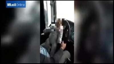 Bebeğini direksiyona bağlayan baba infial yarattı